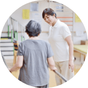 老人ホームにいる利用者とスタッフのイメージ画像
