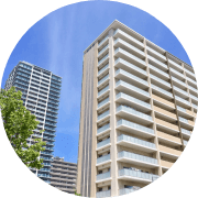 青空のもとに建つ2棟のマンションのイメージ画像